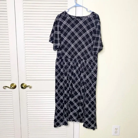 Torrid Asymmetrical Midi Dress Black White Size 2X Womens Elastic Waist - Picture 6 of 8